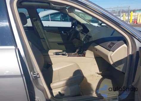 2009 Mercedes-Benz C 300 Luxury/Sport z USA, uszkodzony, nr VIN WDDGF54X09F227402